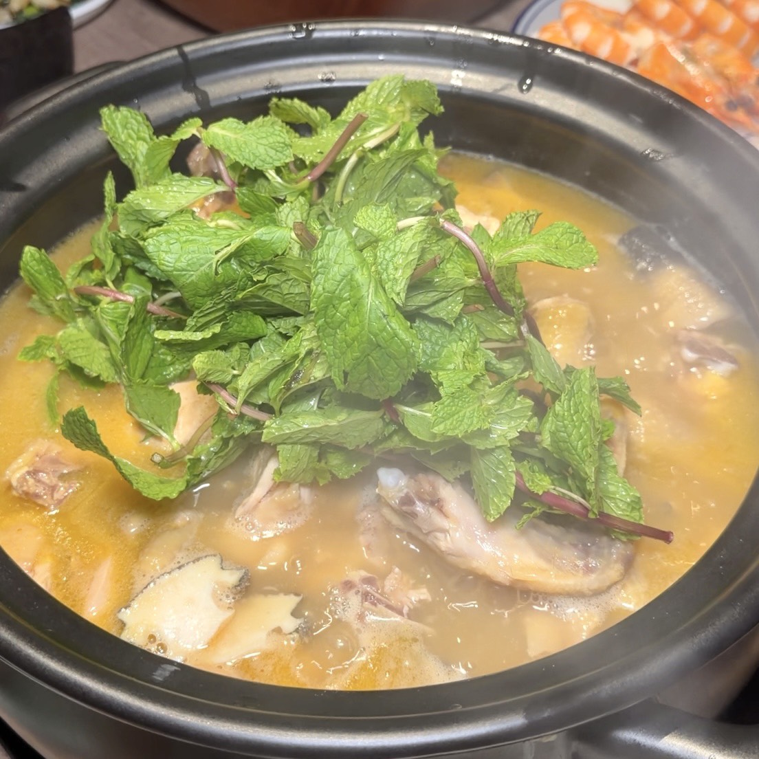 鮑福記鮑魚雞湯鍋｜華山附近新開幕超濃郁粵式雞湯火鍋！加入活體鮑魚現煮！台北火鍋推薦