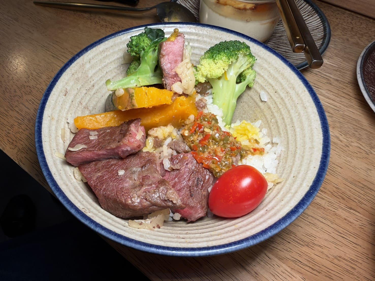 硬派主廚的軟嫩料理｜新竹東門市場美食，人氣舒肥牛排飯必吃！老宅文青餐廳推薦，甜點也很有水準