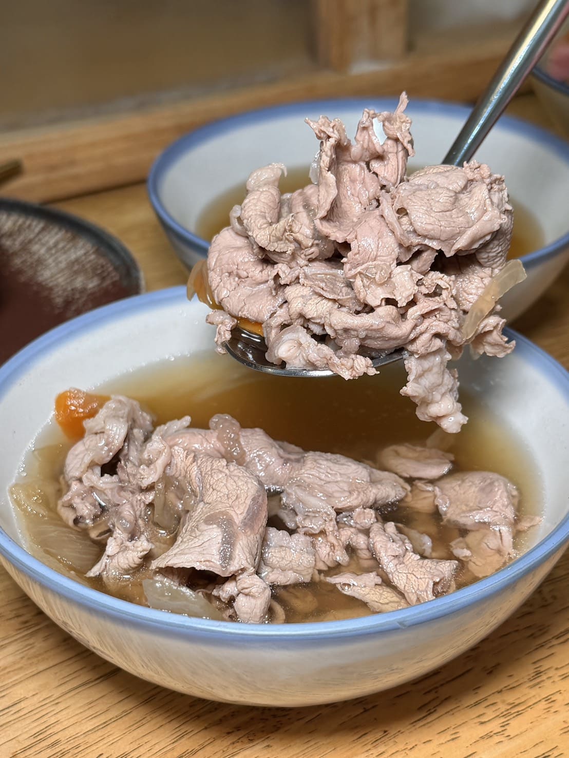 硬派主廚的軟嫩料理｜新竹東門市場美食，人氣舒肥牛排飯必吃！老宅文青餐廳推薦，甜點也很有水準