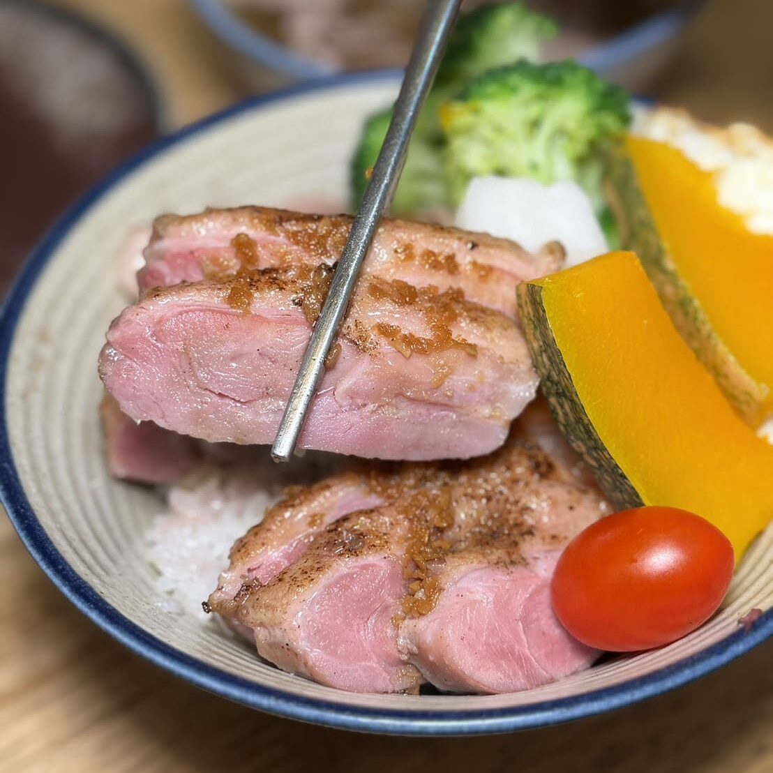 硬派主廚的軟嫩料理｜新竹東門市場美食，人氣舒肥牛排飯必吃！老宅文青餐廳推薦，甜點也很有水準