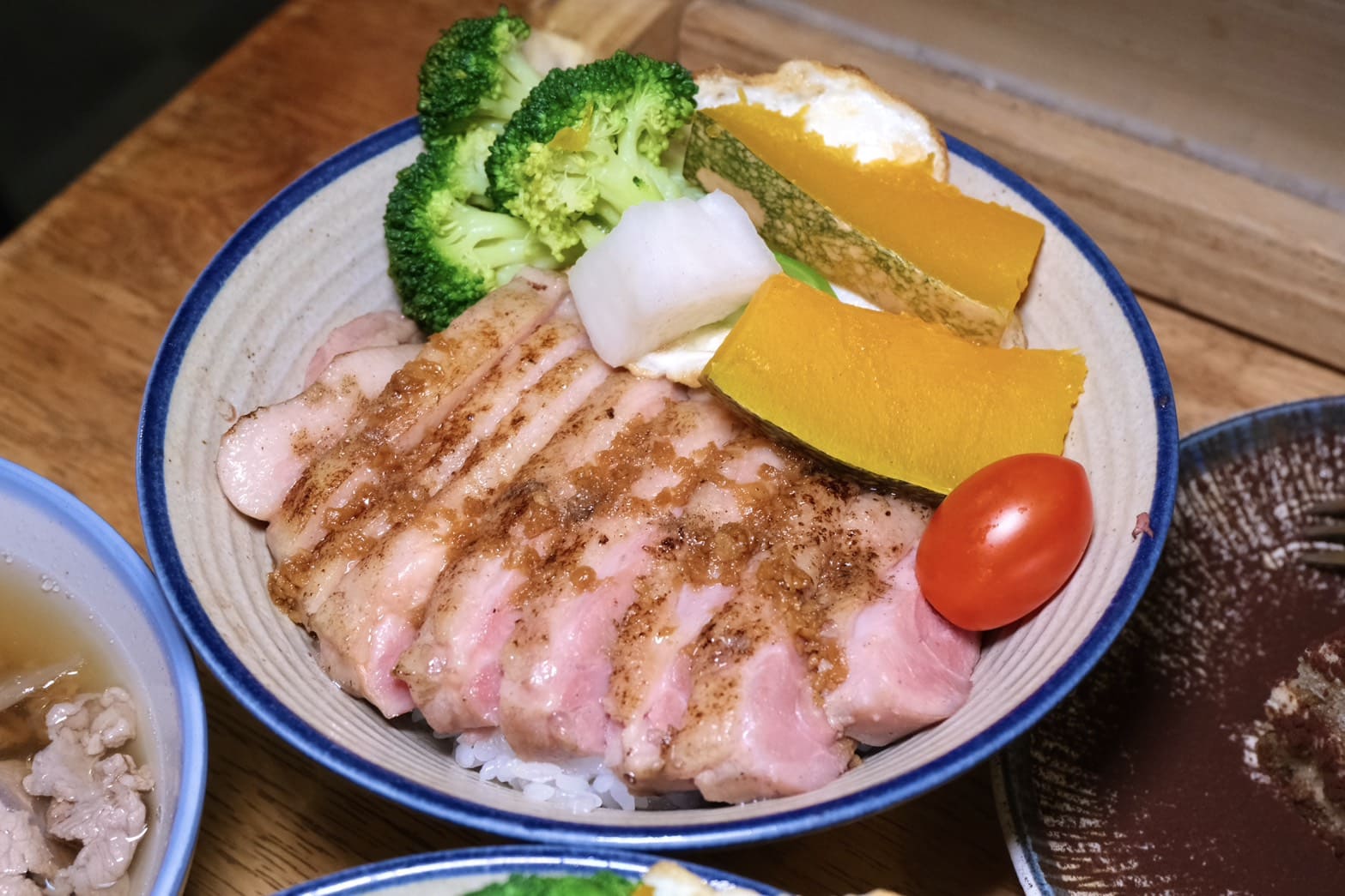 硬派主廚的軟嫩料理｜新竹東門市場美食，人氣舒肥牛排飯必吃！老宅文青餐廳推薦，甜點也很有水準