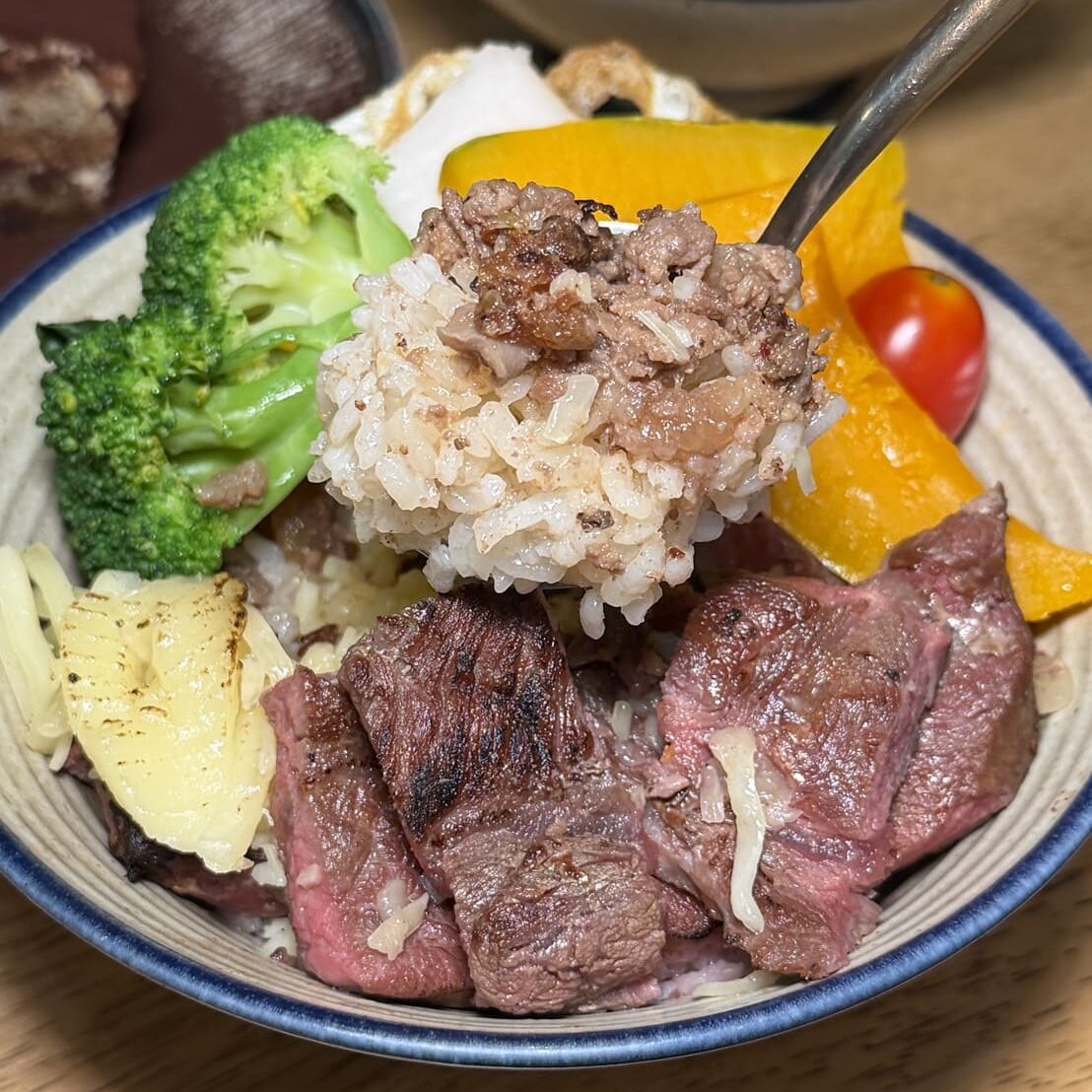 硬派主廚的軟嫩料理｜新竹東門市場美食，人氣舒肥牛排飯必吃！老宅文青餐廳推薦，甜點也很有水準