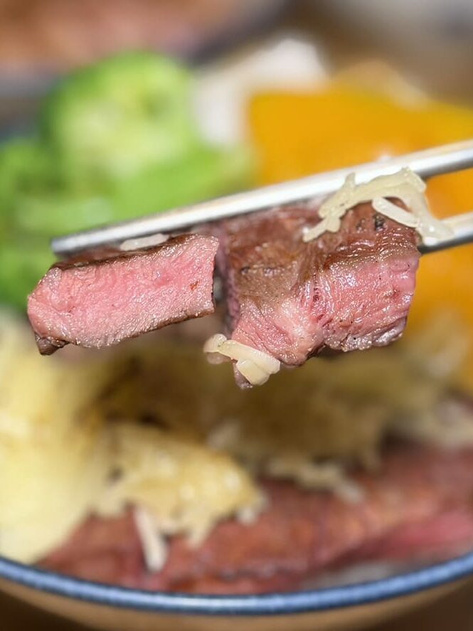 硬派主廚的軟嫩料理｜新竹東門市場美食，人氣舒肥牛排飯必吃！老宅文青餐廳推薦，甜點也很有水準