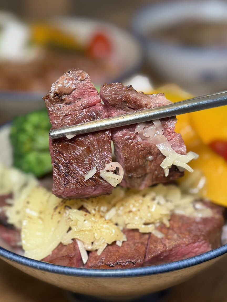硬派主廚的軟嫩料理｜新竹東門市場美食，人氣舒肥牛排飯必吃！老宅文青餐廳推薦，甜點也很有水準
