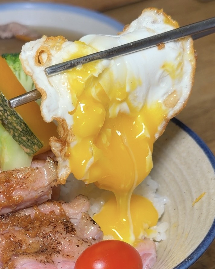 硬派主廚的軟嫩料理｜新竹東門市場美食，人氣舒肥牛排飯必吃！老宅文青餐廳推薦，甜點也很有水準