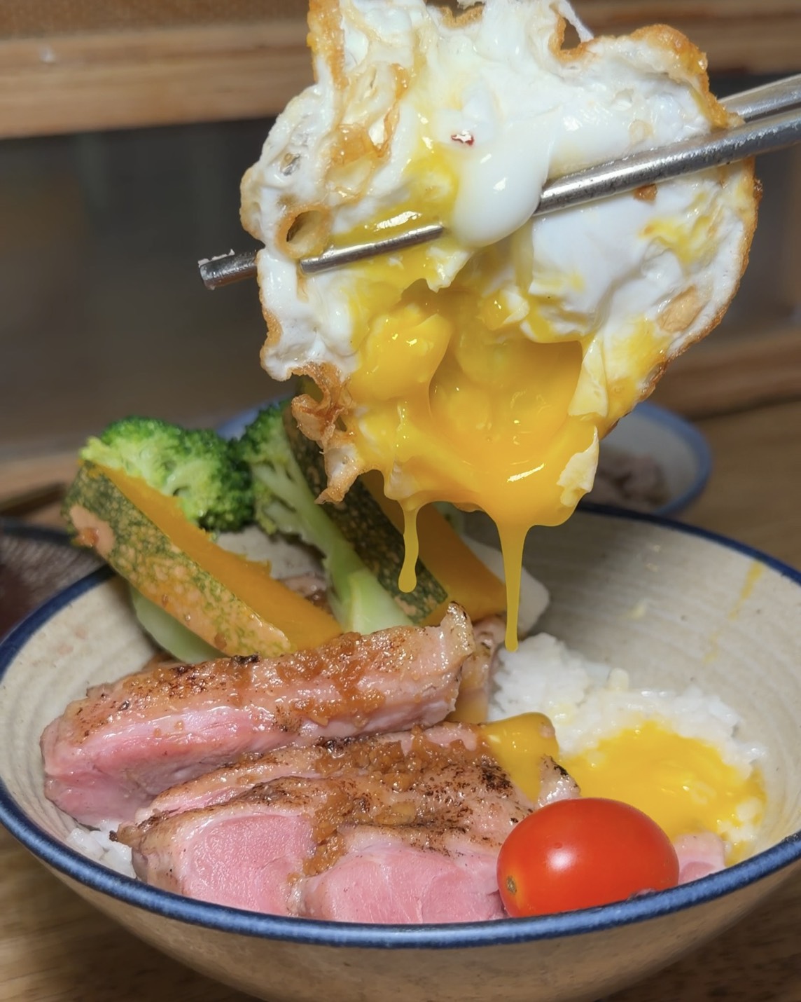 硬派主廚的軟嫩料理｜新竹東門市場美食，人氣舒肥牛排飯必吃！老宅文青餐廳推薦，甜點也很有水準