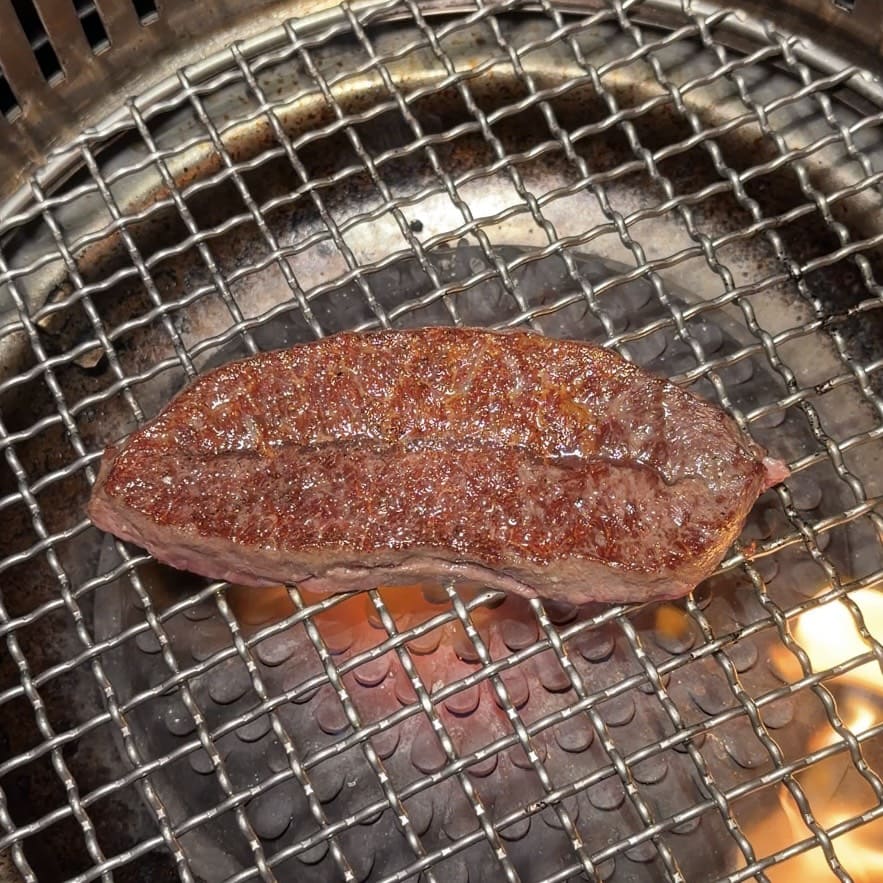 焅燒肉｜國父紀念館新開幕燒肉推薦高級桌邊代烤約會首選！雙人套餐10種肉品，甜點巴斯克讓人驚艷