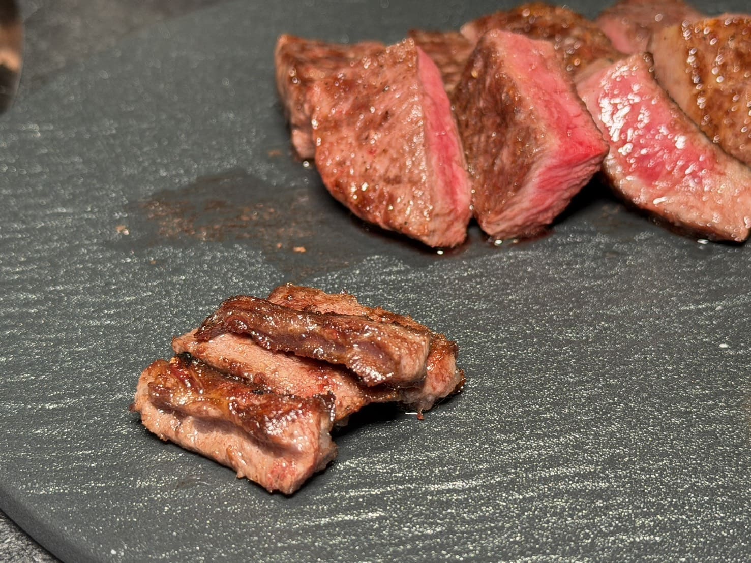 焅燒肉｜國父紀念館新開幕燒肉推薦高級桌邊代烤約會首選！雙人套餐10種肉品，甜點巴斯克讓人驚艷