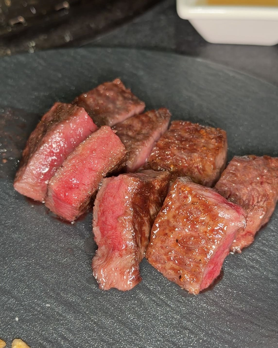 焅燒肉｜國父紀念館新開幕燒肉推薦高級桌邊代烤約會首選！雙人套餐10種肉品，甜點巴斯克讓人驚艷