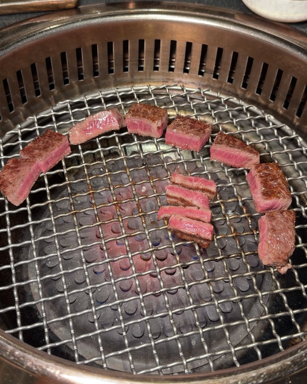 焅燒肉｜國父紀念館新開幕燒肉推薦高級桌邊代烤約會首選！雙人套餐10種肉品，甜點巴斯克讓人驚艷