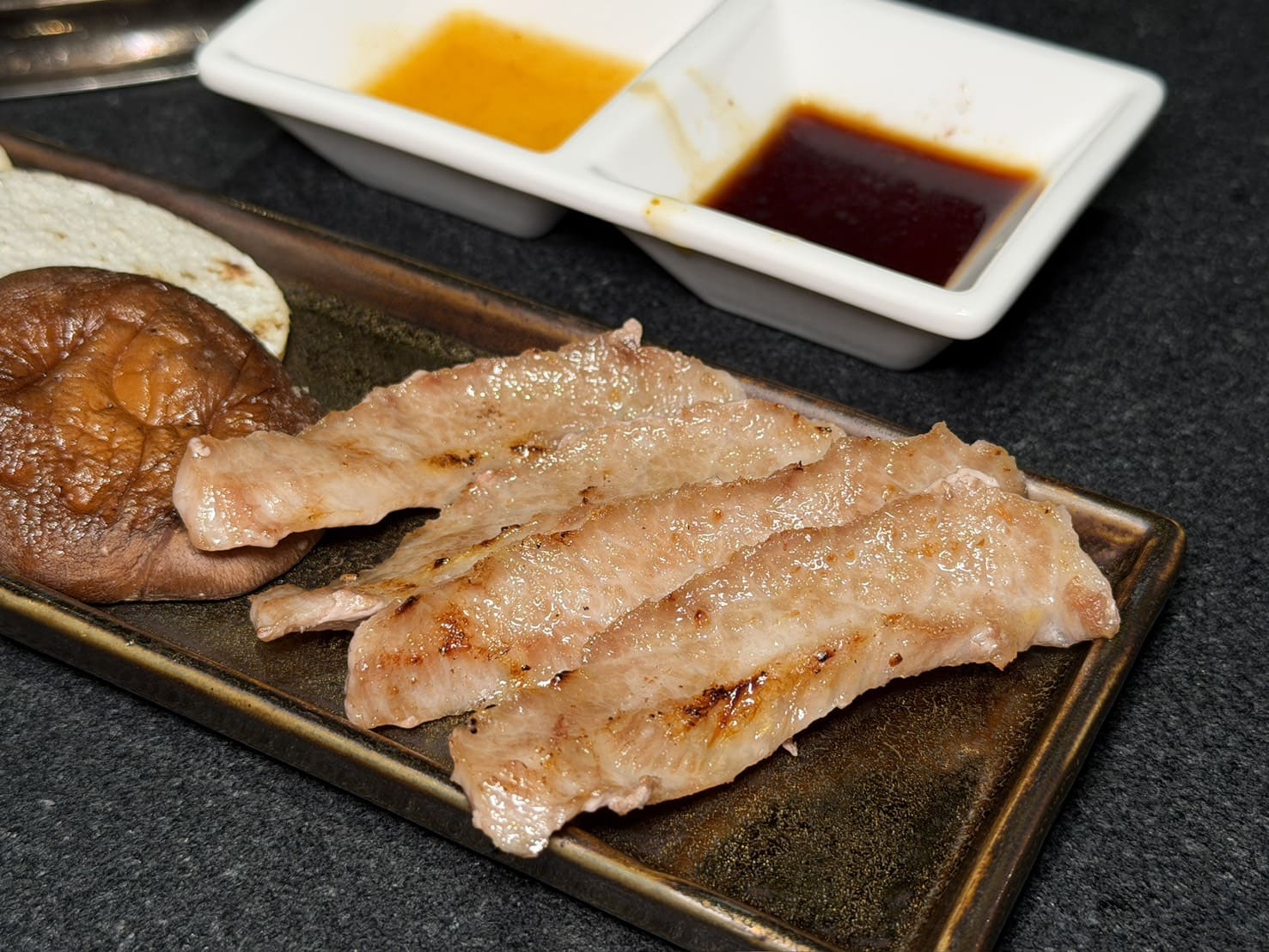 焅燒肉｜國父紀念館新開幕燒肉推薦高級桌邊代烤約會首選！雙人套餐10種肉品，甜點巴斯克讓人驚艷