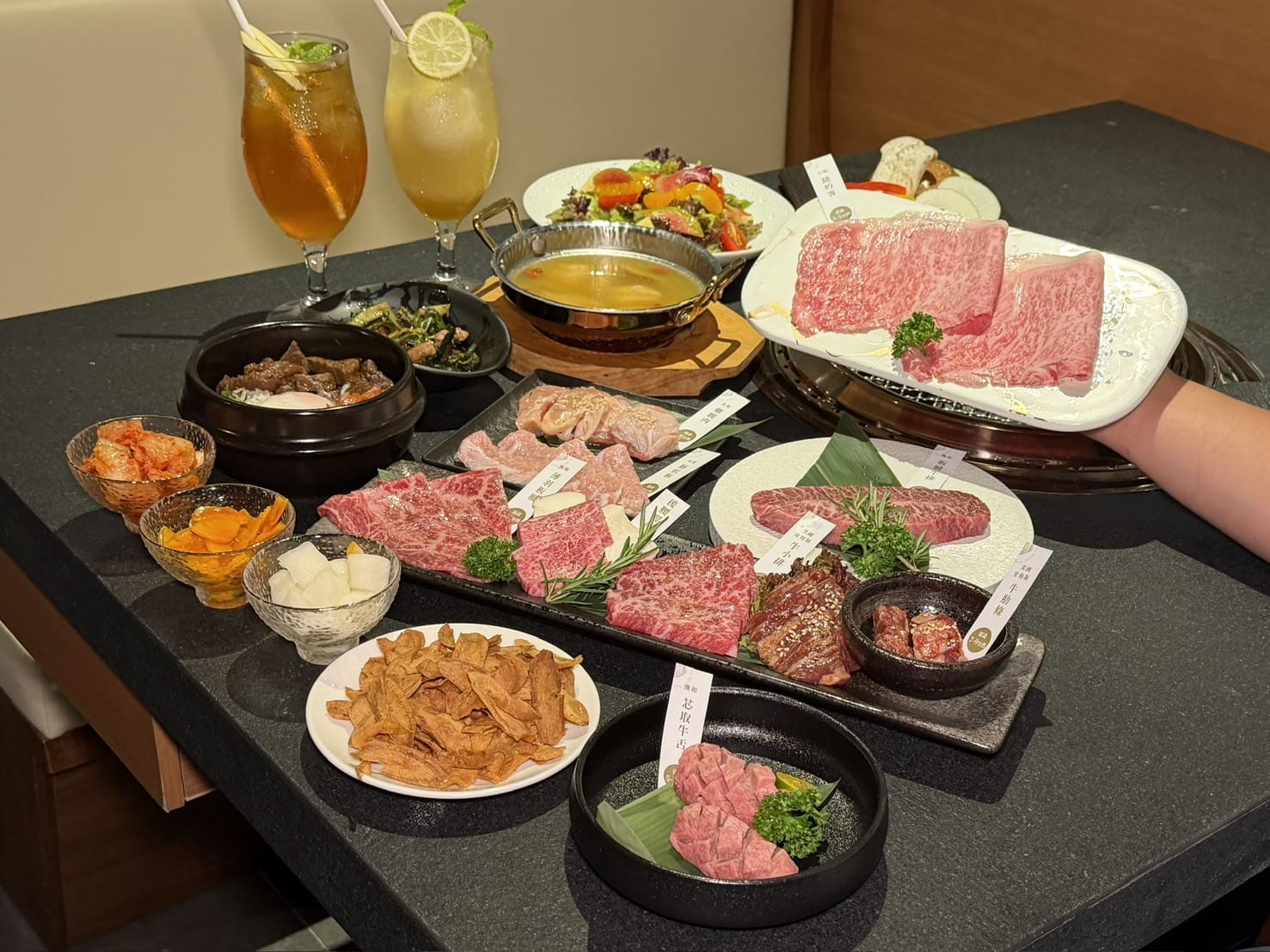焅燒肉｜國父紀念館新開幕燒肉推薦高級桌邊代烤約會首選！雙人套餐10種肉品，甜點巴斯克讓人驚艷
