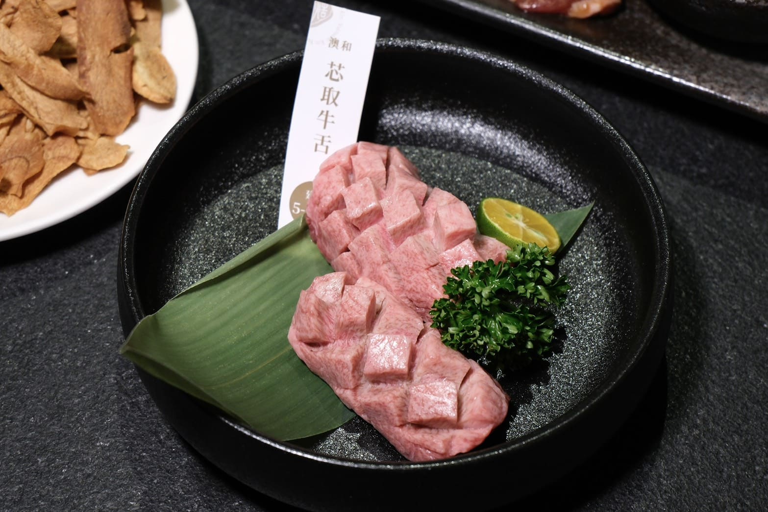焅燒肉｜國父紀念館新開幕燒肉推薦高級桌邊代烤約會首選！雙人套餐10種肉品，甜點巴斯克讓人驚艷
