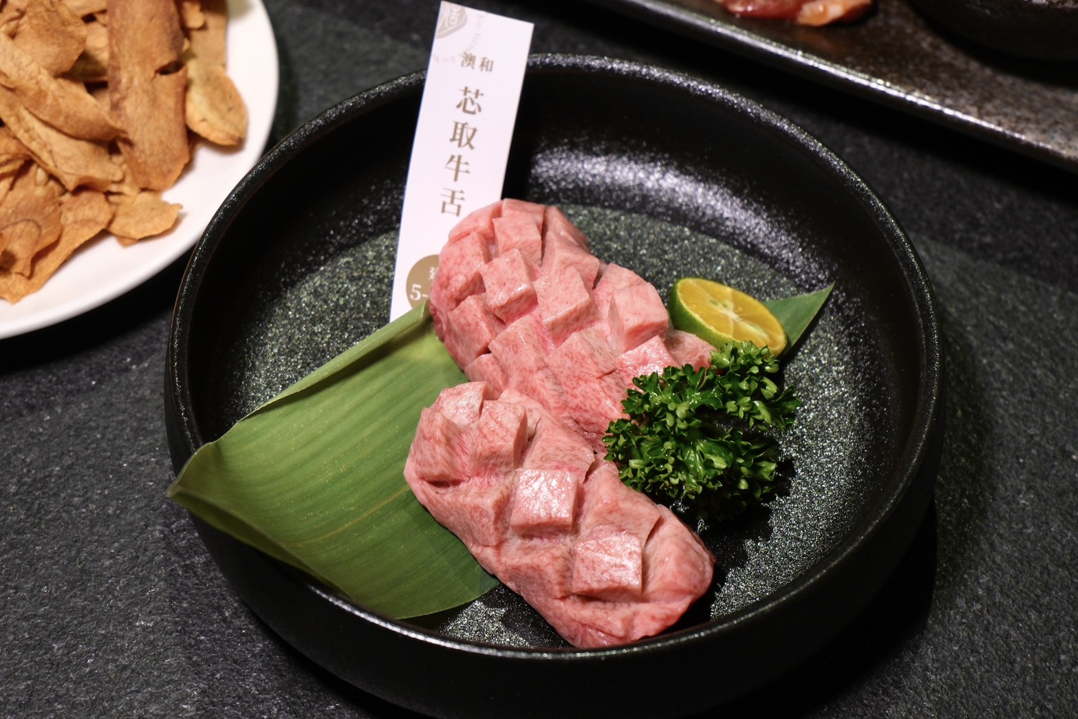 焅燒肉｜國父紀念館新開幕燒肉推薦高級桌邊代烤約會首選！雙人套餐10種肉品，甜點巴斯克讓人驚艷