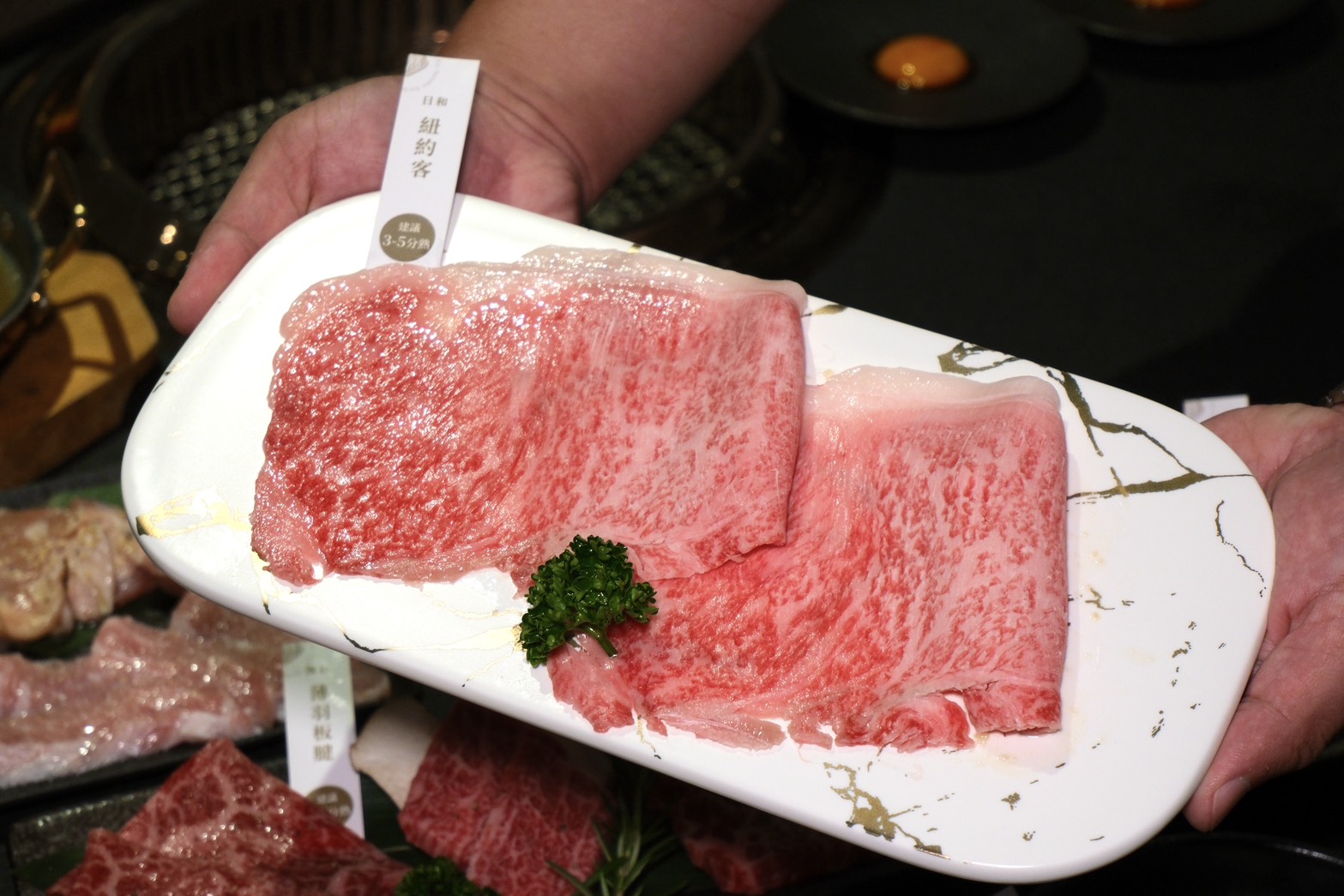 焅燒肉｜國父紀念館新開幕燒肉推薦高級桌邊代烤約會首選！雙人套餐10種肉品，甜點巴斯克讓人驚艷