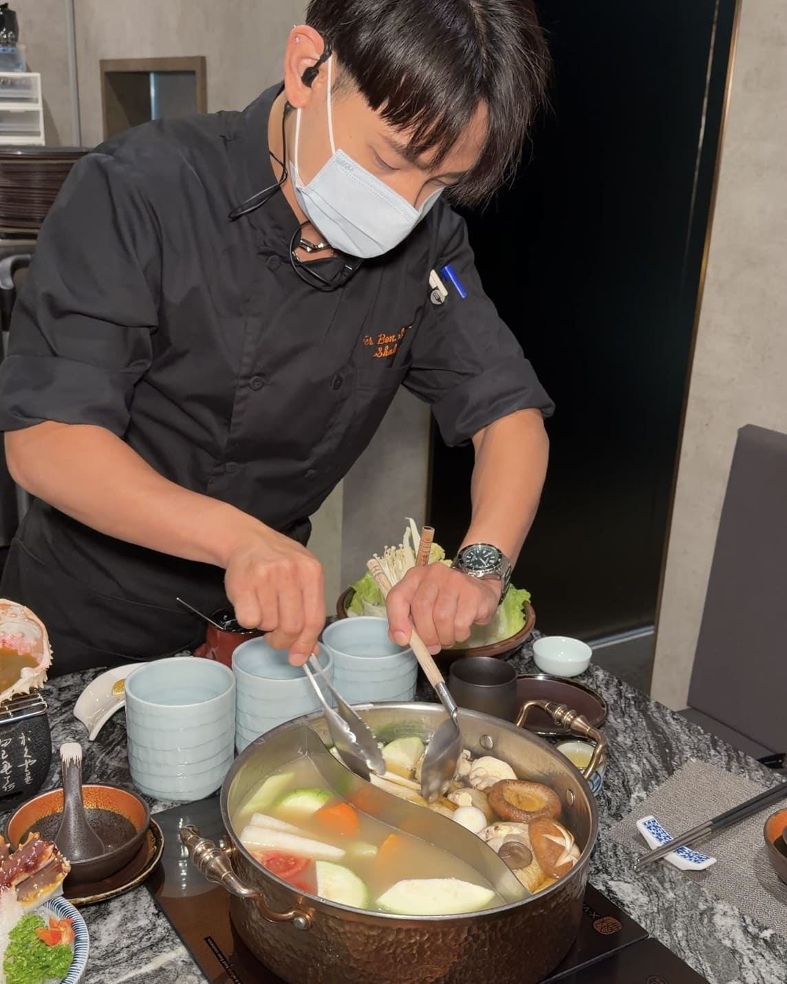 二訪台北高級火鍋推薦｜二本松涮涮屋期間限定「極上帝王蟹雙人套餐」！活體帝王蟹五吃＋甲羅燒太奢華，專人桌邊服務打造頂級海陸饗宴