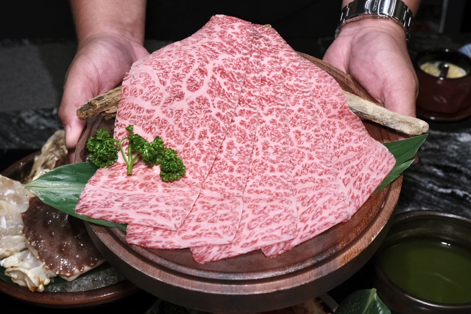 二訪台北高級火鍋推薦｜二本松涮涮屋期間限定「極上帝王蟹雙人套餐」！活體帝王蟹五吃＋甲羅燒太奢華，專人桌邊服務打造頂級海陸饗宴