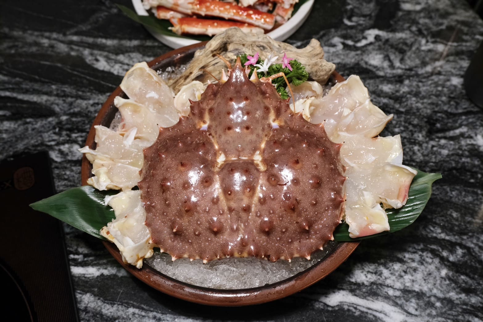 二訪台北高級火鍋推薦｜二本松涮涮屋期間限定「極上帝王蟹雙人套餐」！活體帝王蟹五吃＋甲羅燒太奢華，專人桌邊服務打造頂級海陸饗宴