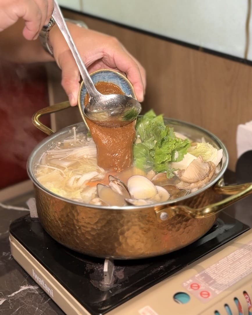 麓島居酒聚場｜桃園藝文特區Google 4.9星高評價。冠軍調酒、生魚片、烤串、火鍋一次滿足！桃園聚餐推薦