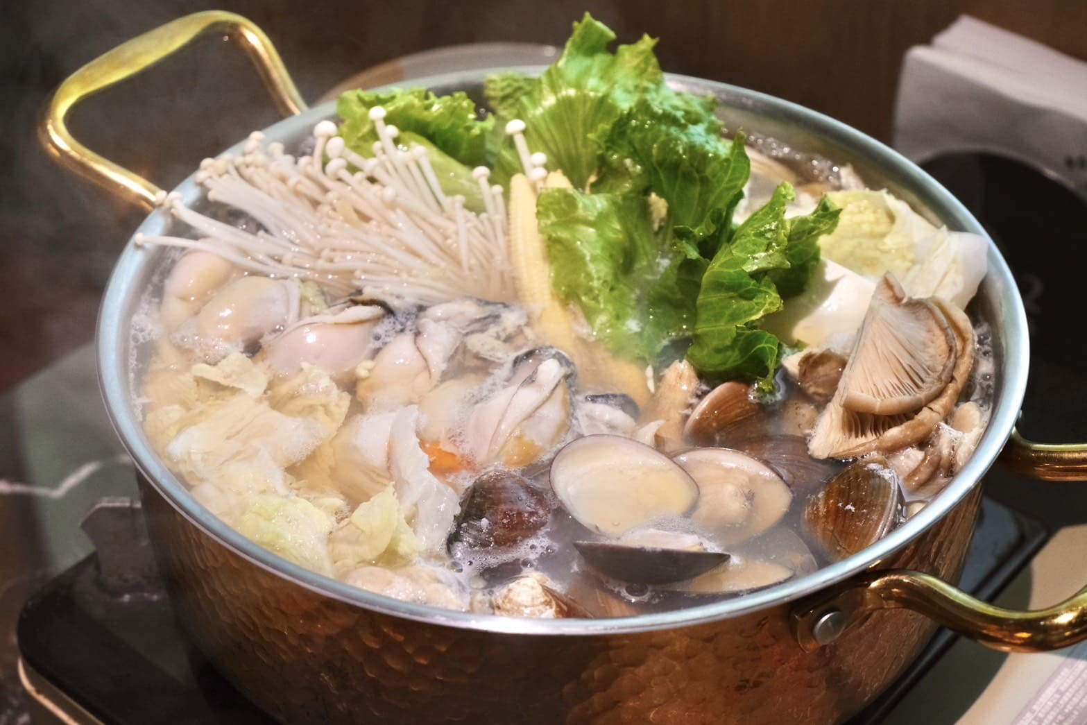 麓島居酒聚場｜桃園藝文特區Google 4.9星高評價。冠軍調酒、生魚片、烤串、火鍋一次滿足！桃園聚餐推薦