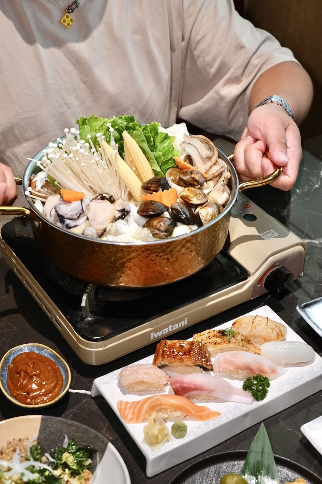 麓島居酒聚場｜桃園藝文特區Google 4.9星高評價。冠軍調酒、生魚片、烤串、火鍋一次滿足！桃園聚餐推薦