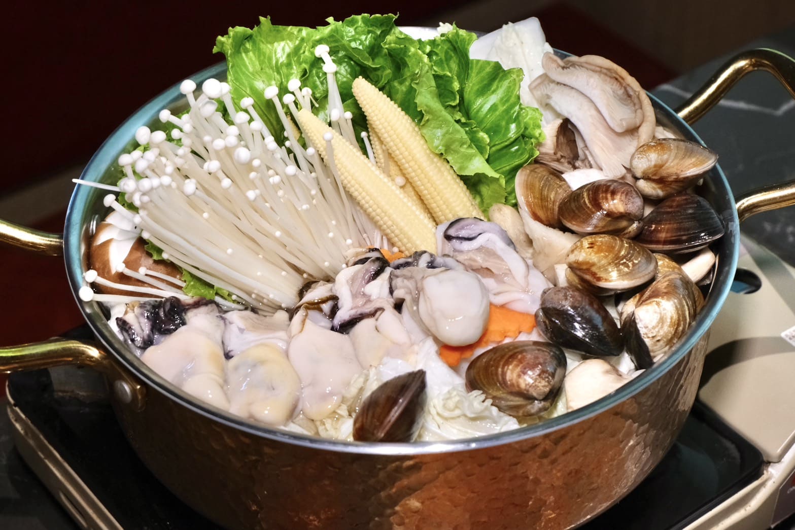麓島居酒聚場｜桃園藝文特區Google 4.9星高評價。冠軍調酒、生魚片、烤串、火鍋一次滿足！桃園聚餐推薦