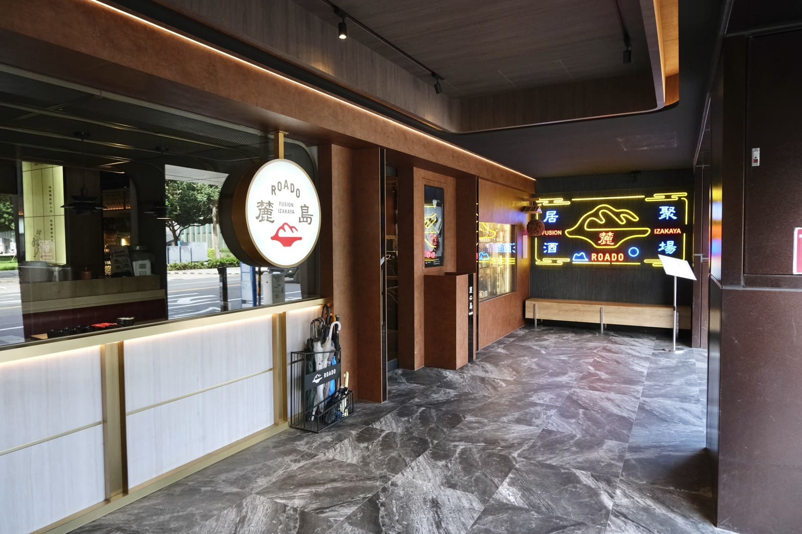 麓島居酒聚場｜桃園藝文特區Google 4.9星高評價。冠軍調酒、生魚片、烤串、火鍋一次滿足！桃園聚餐推薦